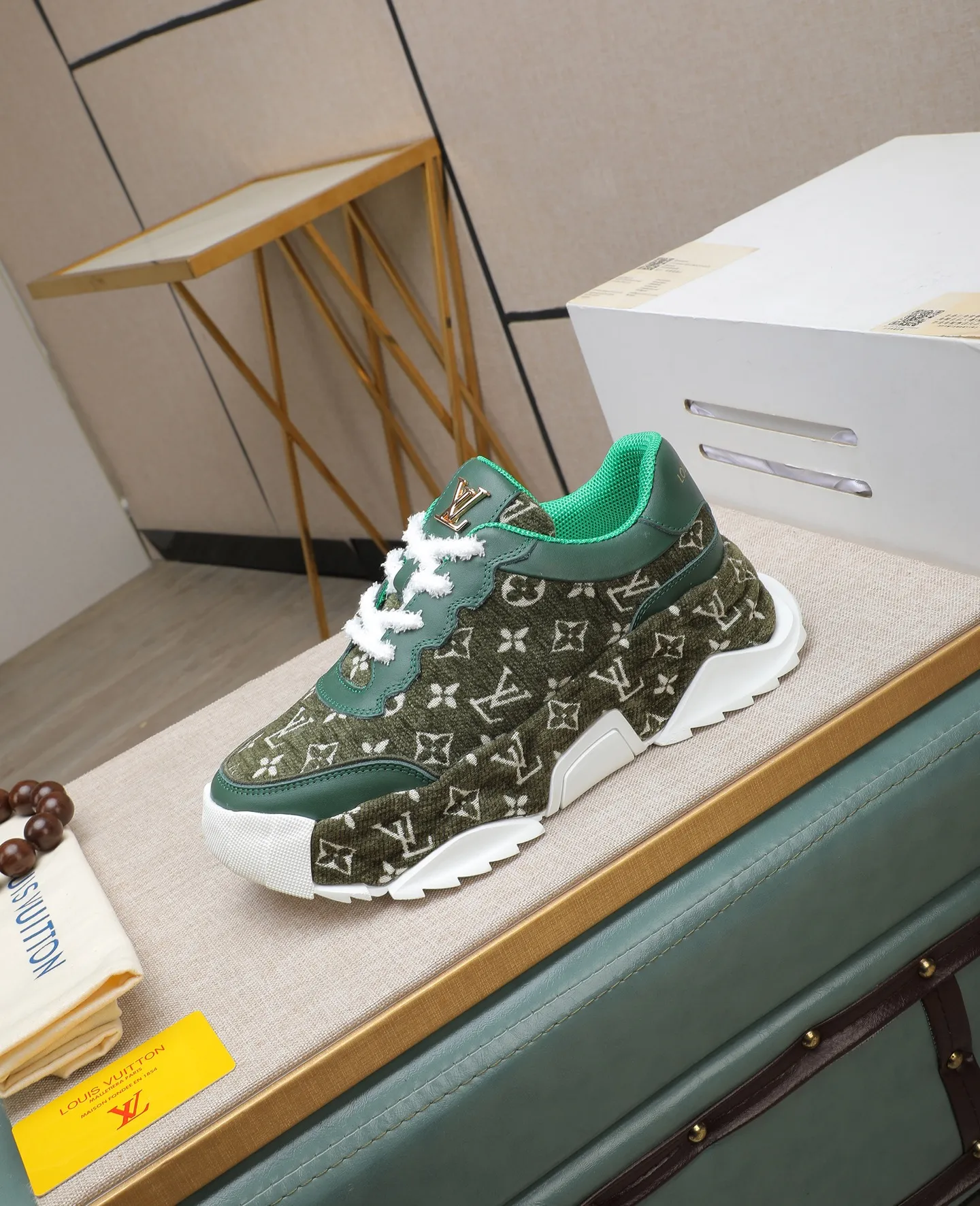 Men's shoes 💰600 LV are novel and fashionable, and the uppers are made of imported cowhide + LV special materials! Super trendy design! It’s eye-catching! The leather is soft, delicate, shiny and translucent, showing the ultimate in pure handcraftsmanship, and the mesh is soft, comfortable and breathable! Size: 39-44 (38 45 customized)
